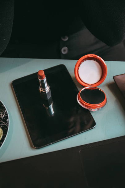 Menina digitando no laptop e beber café
 - Foto, Imagem