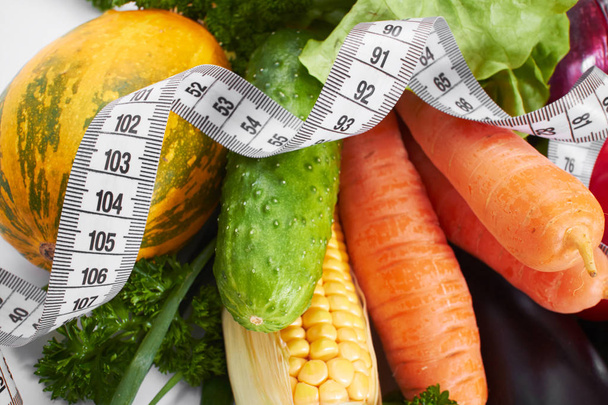 Куча свежих овощей с измерительной лентой, здоровая концепция
 - Фото, изображение