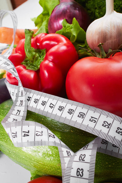 Куча свежих овощей с измерительной лентой, здоровая концепция
 - Фото, изображение