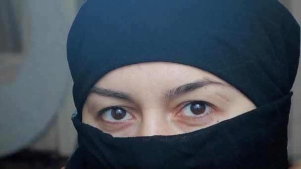 Portret pięknej dziewczyny arab. Kobiety islamu w hidżab wygląda do aparatu. - Materiał filmowy, wideo