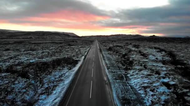 Camino en Islandia rodeado de campos de lava cubiertos de nieve vista aérea
 - Metraje, vídeo