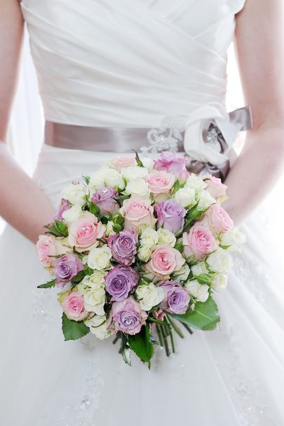 Букет наречених і сукня крупним планом
 - Фото, зображення
