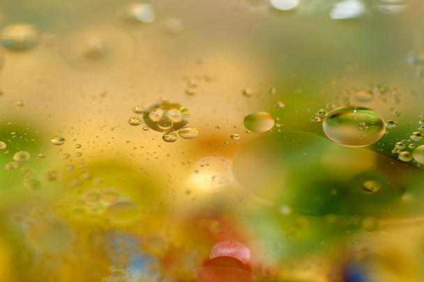 flottant dans l'eau abstraite colorée, gouttes d'huile jaune
 - Photo, image