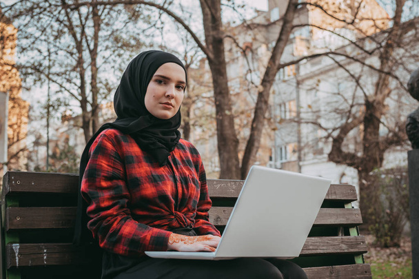 Jeune fille musulmane tapant sur ordinateur portable
  - Photo, image