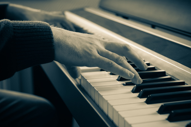 Hände eines Mannes, der am E-Piano spielt. - Foto, Bild
