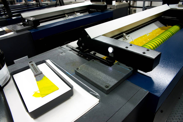 Imprensa de impressão - Máquina de compensação. Técnica de impressão em que a imagem com tinta é transferida de uma placa para uma manta de borracha e, em seguida, para a superfície de impressão
. - Foto, Imagem