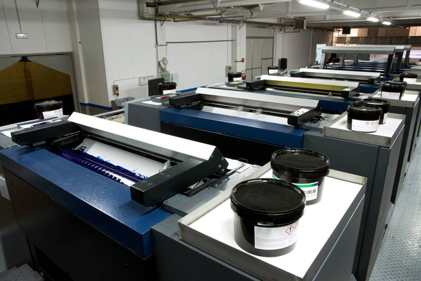 Impresión de prensa - Máquina offset. Técnica de impresión donde la imagen entintada se transfiere de una placa a una manta de goma, luego a la superficie de impresión
. - Foto, Imagen