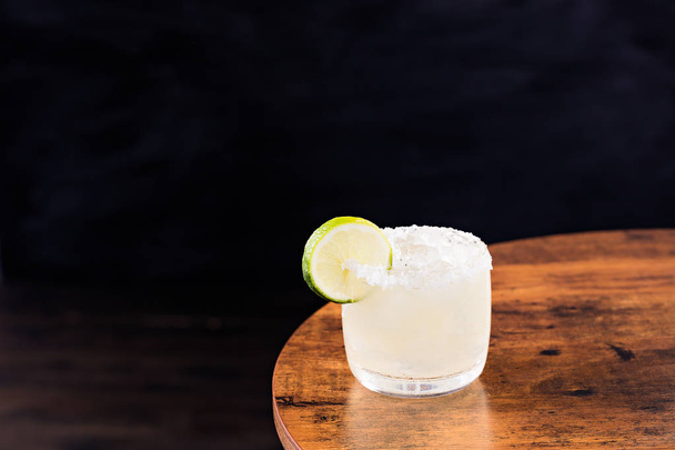 Orzeźwiający koktajl Margarita Tequila na stole - Zdjęcie, obraz