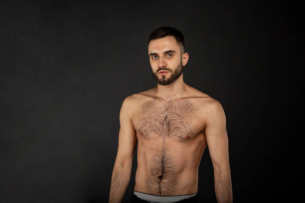 Yarım uzunluk portre gömleksiz erkek seksi ve anlatım - Fotoğraf, Görsel