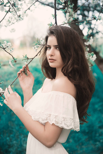 Young brunette woman portrait in spring - Foto, afbeelding