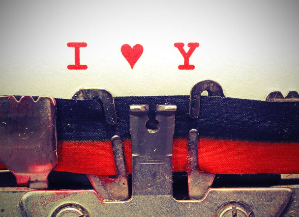 タイプライターのテキストあなたがヴィンテージのトーン効果と赤インクの中心との愛します。 - 写真・画像