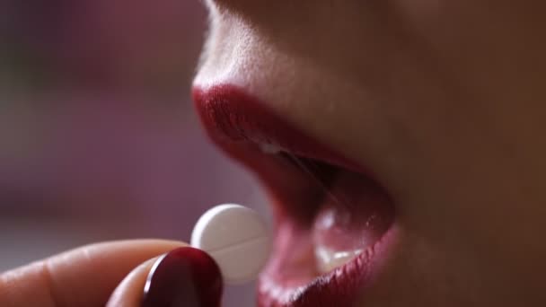 Close-up de lábios. A rapariga põe um comprimido na boca. 4K Mo lento
 - Filmagem, Vídeo
