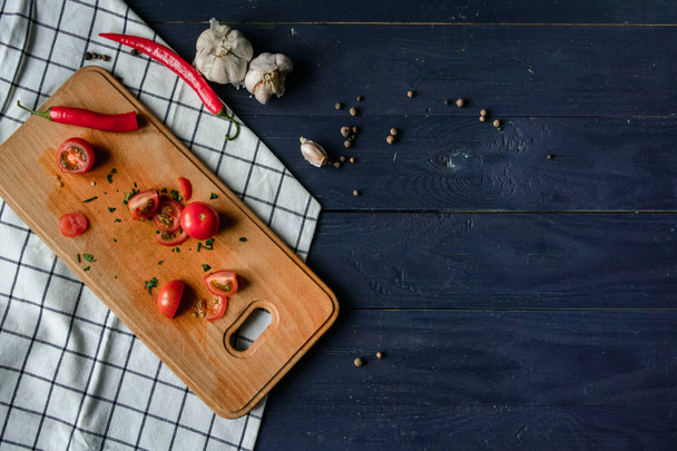 Wiśniowe pomidory na płycie z czosnku, pieprz i przyprawy na Ręcznik kuchenny - Zdjęcie, obraz