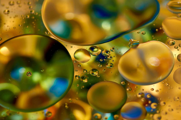 drijvend in het water abstract kleurrijk, druppels lichtgele olie - Foto, afbeelding