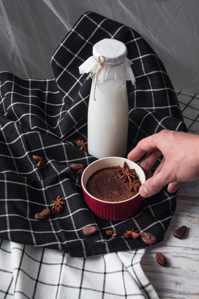 Pastel de lava de chocolate en una mesa con una botella de leche
. - Foto, imagen