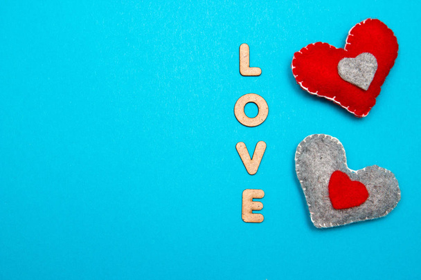 İki kırmızı kalp ve sevgi sözcüğü ile mavi arka plan - Fotoğraf, Görsel