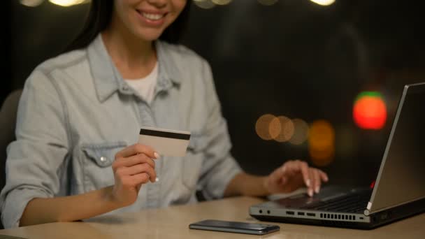 Девушка держит кредитную карту и покупки на ноутбуке, онлайн-депозит, транзакция
 - Кадры, видео