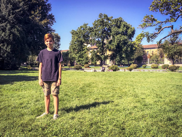 Niño en un parque de la ciudad en el centro de Milán durante el verano
 - Foto, Imagen