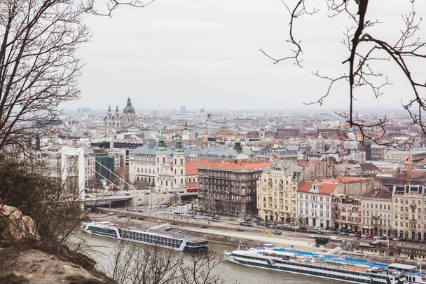 Θέα στη Βουδαπέστη και τον ποταμό Δούναβη από την Citδπα της Ουγγαρίας την άνοιξη - Φωτογραφία, εικόνα