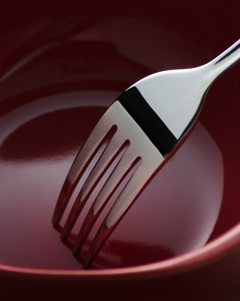Fork in Dark Red Ceramic Dish - Foto, afbeelding
