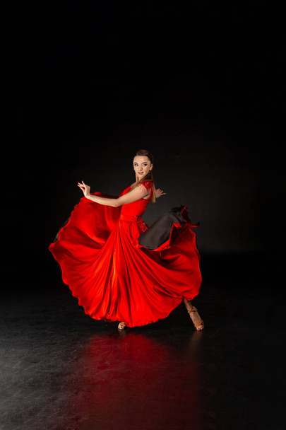 Витончена балетна танцівниця або класична балерина танцює ізольовано на темній студії
. - Фото, зображення