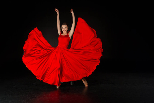 Kırmızı elbiseli güzel Avrupa kız stüdyo çekim - Fotoğraf, Görsel