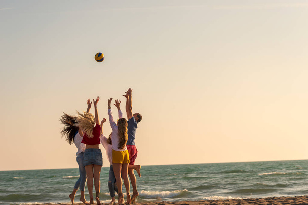 Група друзів насолоджується пляжем
 - Фото, зображення