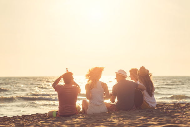 Grupo de amigos disfrutan en la playa
 - Foto, imagen