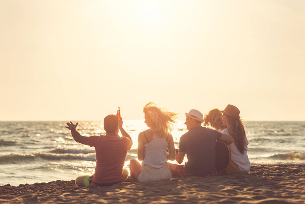 Bir grup arkadaş sahilde eğleniyor. - Fotoğraf, Görsel