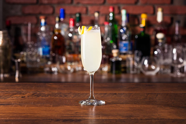 Refreshing French 75 Cocktail on a Bar - Foto, afbeelding