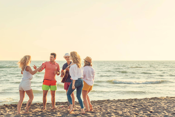 Ομάδα φίλων απολαμβάνουν στην παραλία - Φωτογραφία, εικόνα