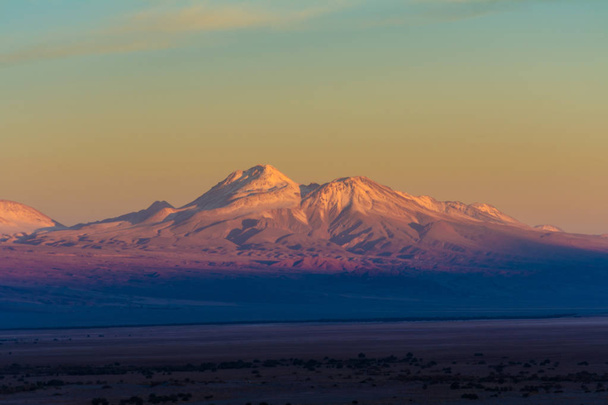 Tramonto nel deserto di Atacama, neve sulle Ande, Cile
 - Foto, immagini