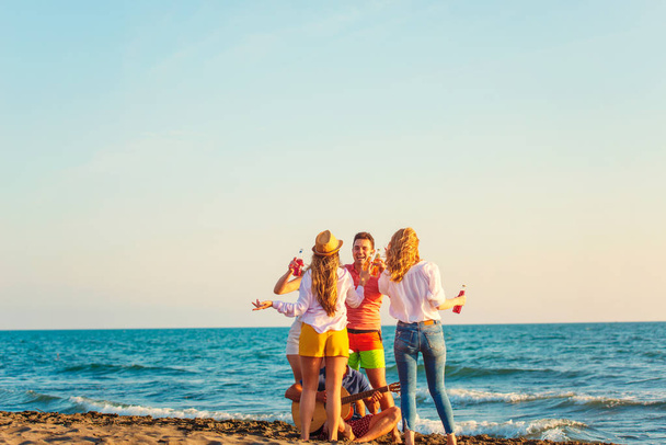 Group of friends enjoy on the beach - Zdjęcie, obraz