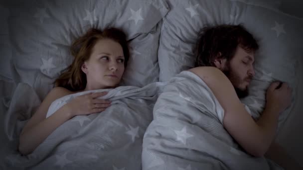 Paar liggend in bed - Video
