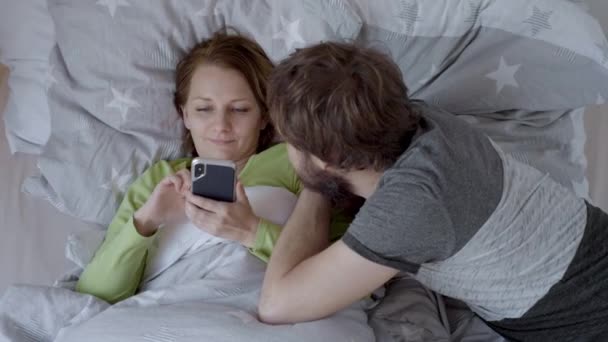 Couple lying in bed - Materiał filmowy, wideo
