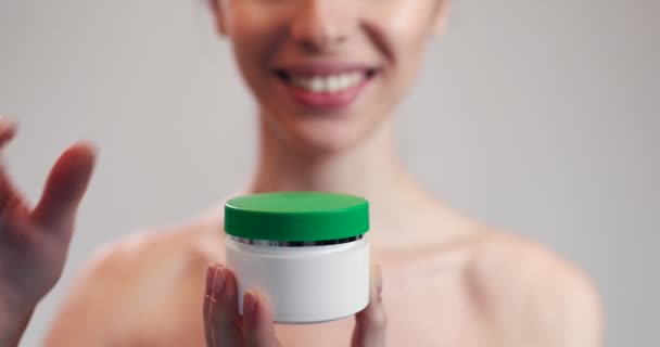 Young Girl Opening Cream Jar - Imágenes, Vídeo
