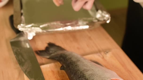 Close-up of female hands spread on a baking tray for roasting seafood - Filmmaterial, Video