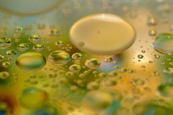 plovoucí ve vodě abstraktní barevné, žluté olej v kapkách - Fotografie, Obrázek