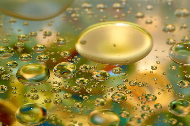 plovoucí ve vodě abstraktní barevné, žluté olej v kapkách - Fotografie, Obrázek