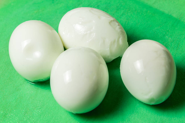 λευκό κοτόπουλο αυγά στον πράσινο πίνακα. Οριζόντιο πλαίσιο - Φωτογραφία, εικόνα