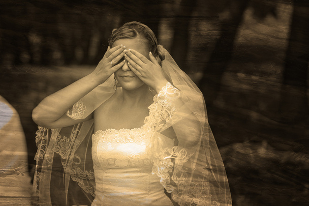 Retro sepia zwart / wit foto, bruid vrouw heeft gesloten ogen w - Foto, afbeelding
