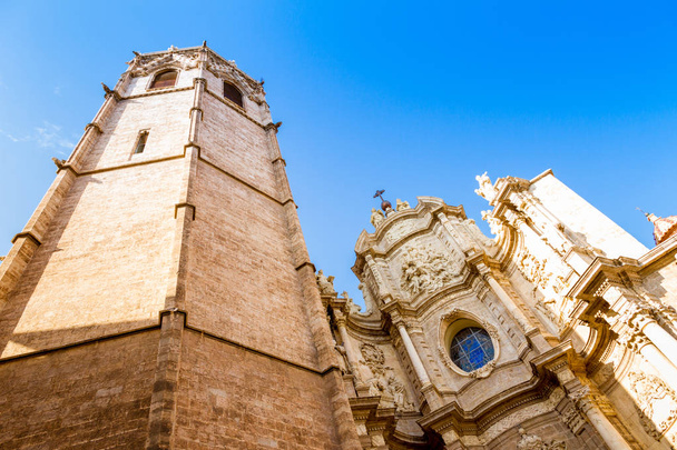 der Glockenturm, bekannt als micalet, und die eisernen Türen der Kathedrale der Heiligen Maria oder Valencia Kathedrale in Valencia, Spanien - Foto, Bild