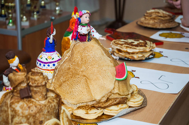 Erilaisia alkuperäisiä pannukakkuja kilpailussa juhlan aikana Russian Shrovetide (pannukakkuviikko) koulussa
 - Valokuva, kuva