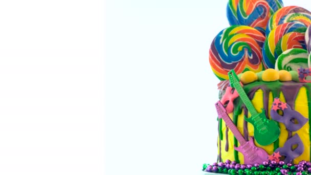 Mardi Gras tema Tarih-eğilim candyland fantezi damla kek. - Video, Çekim