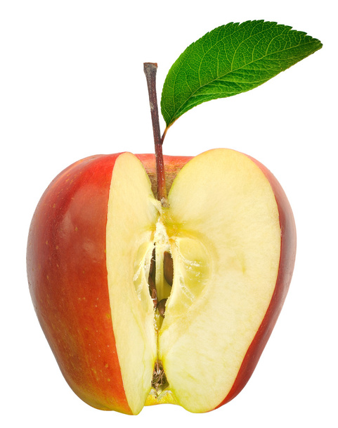 rote Apfelfrüchte mit geschnittenen und grünen Blättern isoliert auf weißem Bac - Foto, Bild