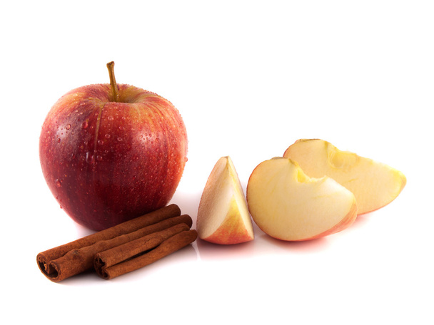 izolované červené jablko s plátky a skořice lusky - Fotografie, Obrázek