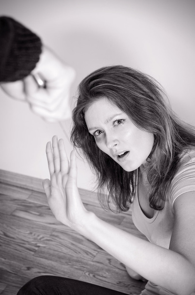 男子用刀来到他的妻子。家庭暴力的概念。黑色和白色 - Φωτογραφία, εικόνα