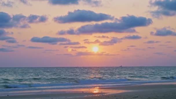 tramonto sul mare, bellissimo cielo rosa con nuvole
 - Filmati, video