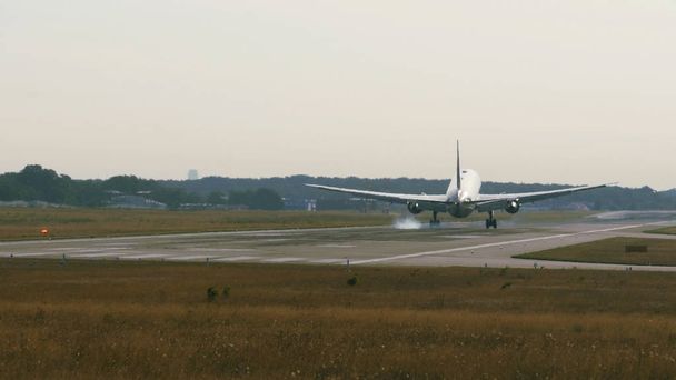 Avião comercial bimotor se aproximando pela manhã
 - Foto, Imagem