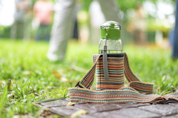 una manera ecológica de proteger el mundo, utilice el frasco o la cantimplora en lugar de la botella de plástico. Está en el jardín.
. - Foto, Imagen